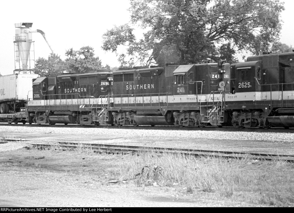 Cousins 241 and 2696 on train #221